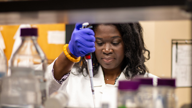 Ayawovi, Cell and Molecular Biology student in the lab